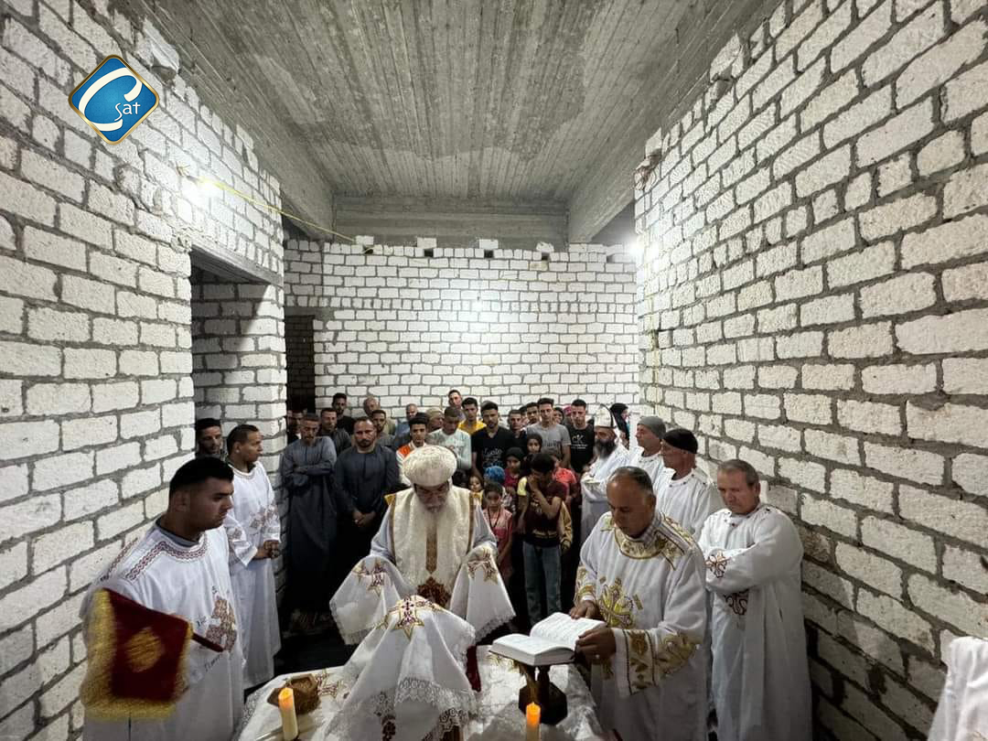 الأنبا مكاريوس بقرية الفواخر يصلى قداس عيد القيامة
