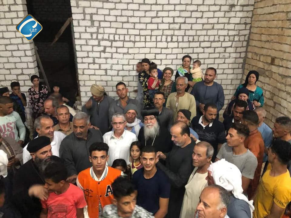 بالصور أسقف المنيا الأنبا مكاريوس بقرية الفواخر يصلى قداس عيد القيامة المجيد 5 الأنبا مكاريوس بقرية الفواخر يصلى قداس عيد القيامة