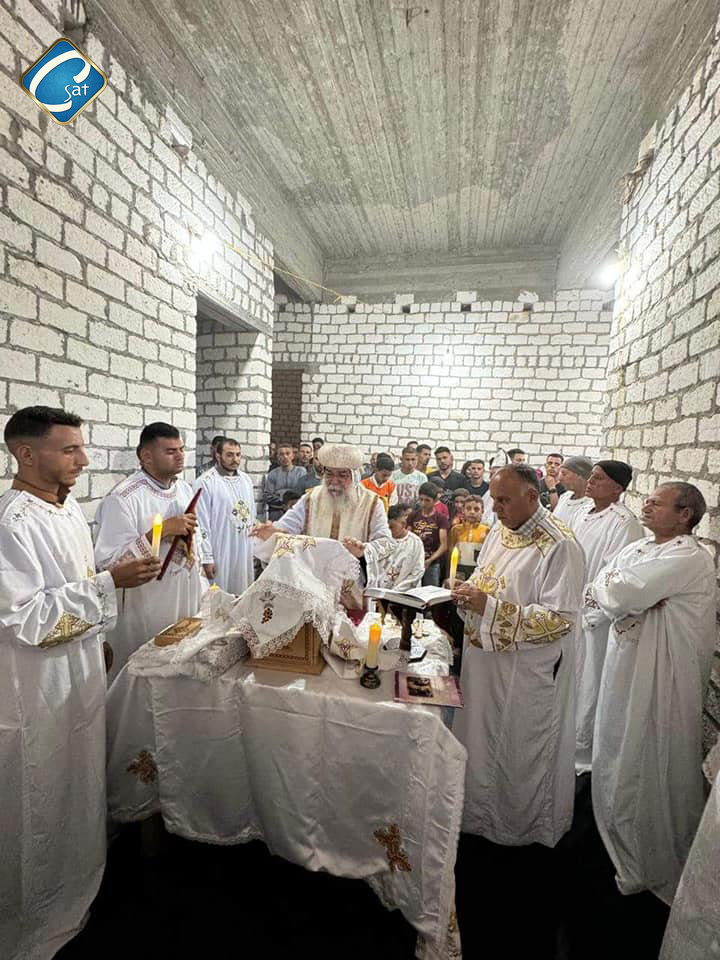 بالصور أسقف المنيا الأنبا مكاريوس بقرية الفواخر يصلى قداس عيد القيامة المجيد 7 348223362 1037697420541898 6620654874558679687 n 70