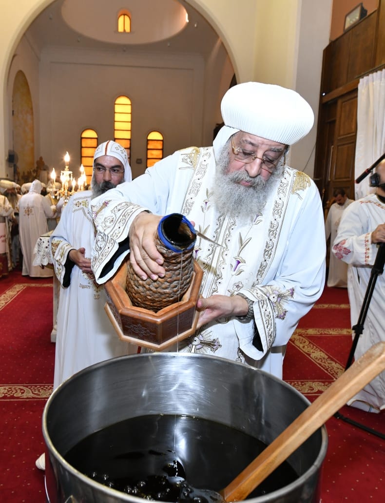 بالصور البابا تواضروس الثاني عن تفاصيل طقس إيداع الخميرة المقدسة للميرون الجديد 5 348223362 1037697420541898 6620654874558679687 n 89