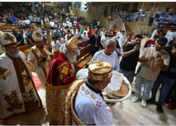 بالصور من داخل دير سمعان الخراز مئات الأقباط يصلون قداس عيد القيامة