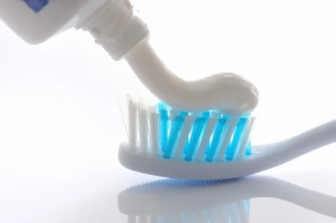 الطريقة الصحية لتنظيف فرشاة الاسنان