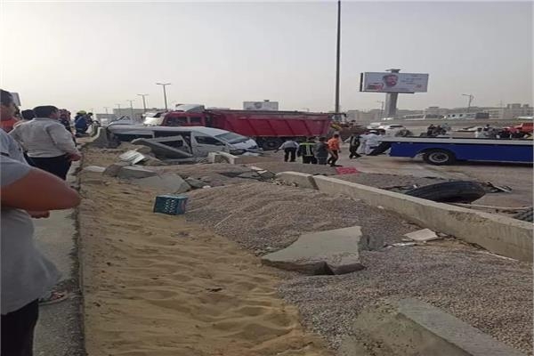 الدفع بأوناش وإسعاف العربيات أتعجنت تفاصيل تصادم تريلا ب12 سيارة أعلى الدائري 1 تفاصيل تصادم تريلا ب12 سيارة