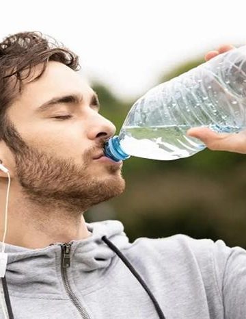 احذر الشرب من الزجاجات البلاستيكية يصيبك بمخاطر صحية 2 احذر الشرب من الزجاجات البلاستيكية