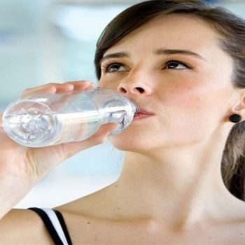 احذر الشرب من الزجاجات البلاستيكية يصيبك بمخاطر صحية 4 احذر الشرب من الزجاجات البلاستيكية