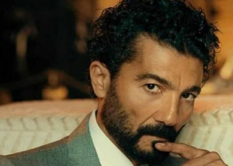 بالفيديو رد فعل الفنان خالد النبوي لما معجب مسكه من البدلة زي عمرو دياب 1 الفنان خالد النبوي