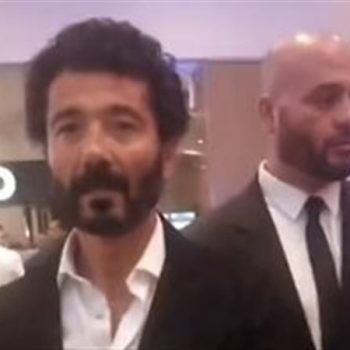بالفيديو رد فعل الفنان خالد النبوي لما معجب مسكه من البدلة زي عمرو دياب 3 واقعة الفنان خالد النبوي مع معجب