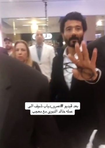 بالفيديو رد فعل الفنان خالد النبوي لما معجب مسكه من البدلة زي عمرو دياب 4 واقعة الفنان خالد النبوي مع معجب