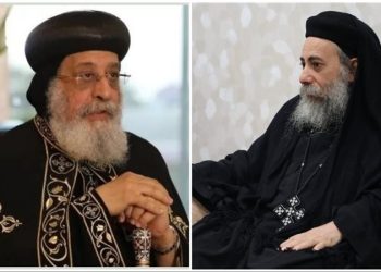 عدد من الأقباط يعلقون