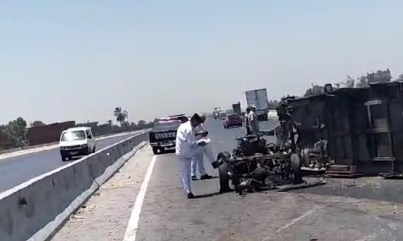 تفاصيل إنقلاب سيارة أموال بالطريق الإقليمي محملة بالملايين وقوة أمنية تأمن الطريق 3 إنقلاب سيارة أموال بالطريق الإقليمي