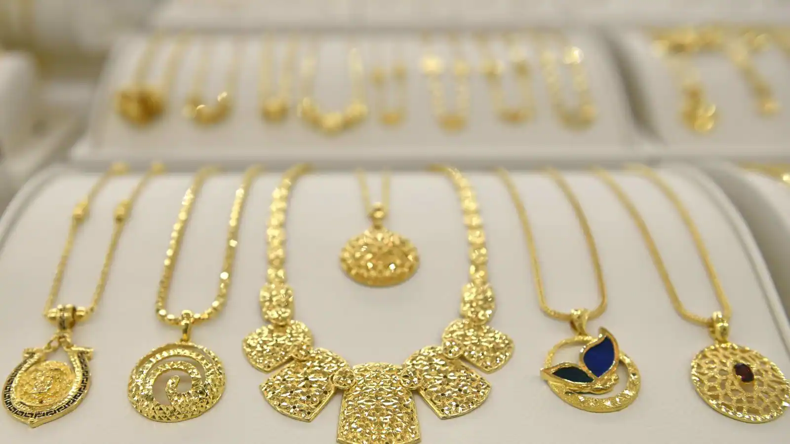 تزامنًا مع أرتفاع بورصة الذهب أسعار الذهب بآخر تعاملات اليوم 25/12/2024 وعيار 21 الآن 3 عيار 21 يواصل الصعود أسعار الذهب بنهاية تعاملات 6/7/2024