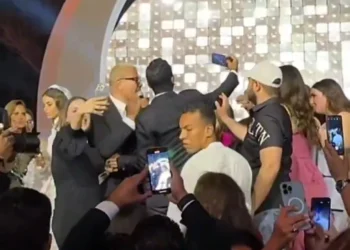 برلماني يحسم الجدل في أزمة صفع عمرو دياب لشاب ويستشهد بواقعة شهيرة لمطربة أمريكية 8 صفع الفنان عمرو دياب