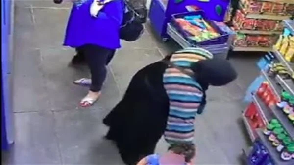 الأجهزة الأمنية تكشف مفاجأة وتعلن تفاصيل واقعة محاولة اختطاف طفل من سوبر ماركت 3 الأجهزة الأمنية تكشف واقعة محاولة اختطاف طفل من سوبر ماركت
