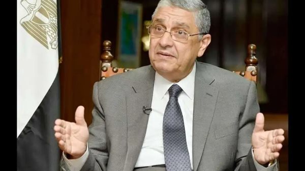تفاصيل إعتذار وزير الكهرباء قبل مغادرة مكتبه وتوديع العاملين بالوزارة 2 وزير الكهرباء يعتذر