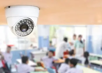 كاميرات مراقبة بالفصول