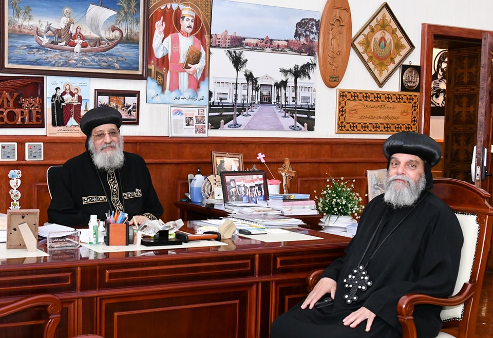بالصور هام عن قداسة البابا تواضروس الثاني من المقر البابوي بالقاهرة 5 البابا تواضروس يستقبل نيافة الأنبا بيشوي أسقف سوهاج