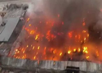 بالصور حريق النساجون الشرقيون بالمعادي وأنباء عن اختناقات للعاملين