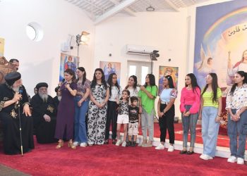 بالصور البابا تواضروس الثاني يكرم بنات البرشا ومخترعين من كنائس مصر القديمة في اجتماع الأربعاء