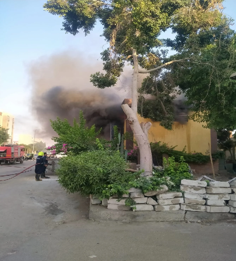 تفاصيل 3 حرائق هائلة تضرب حلوان والمرج والسلام بمخزن دهانات ومحول كهرباء ومركب نيلي منذ قليل 4 3 حرائق هائلة - حريق في محول كهرباء بحي السلام