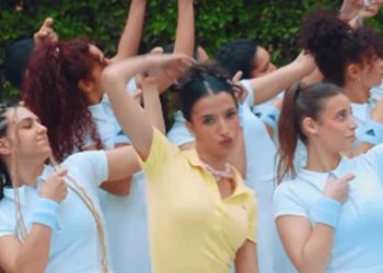الجمهور يطالب أميرة أديب باعتزال الفن