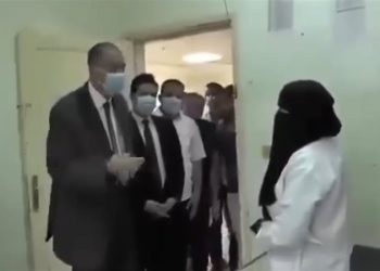 محافظ سوهاج وطبيبة