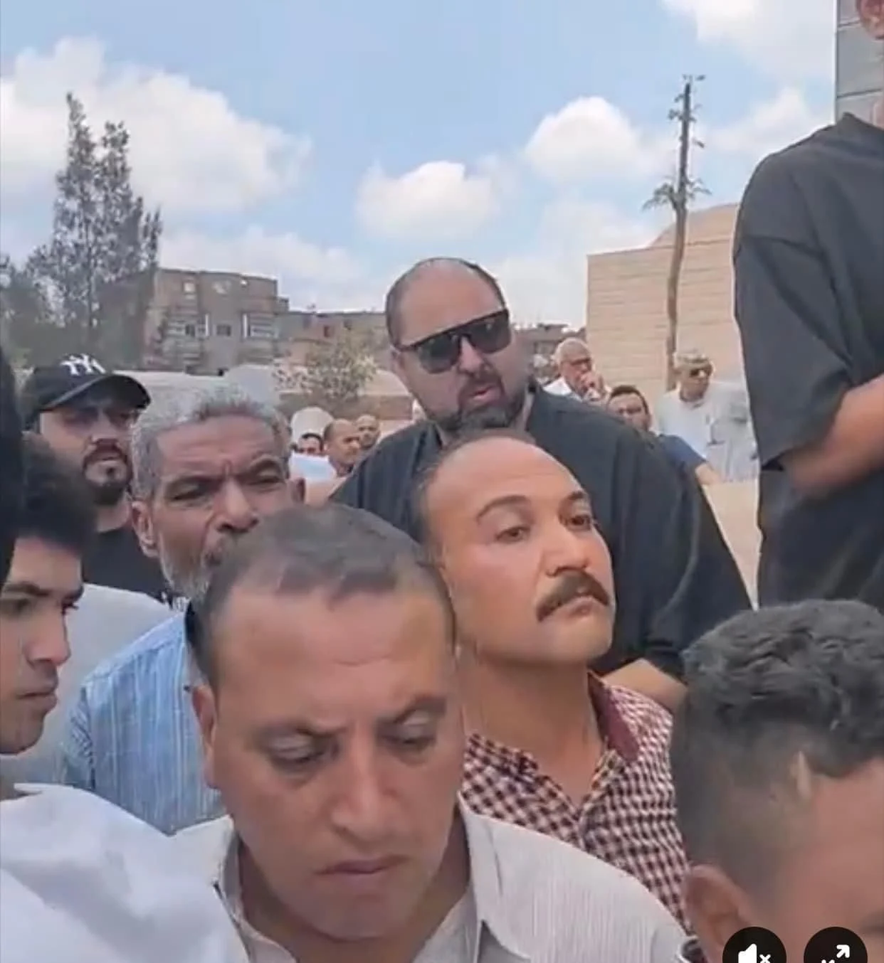 محمد صلاح ونجوم الكرة ينعون أحمد رفعت بكلمات مؤثرة 7 الآلاف يودعون أحمد رفعت
