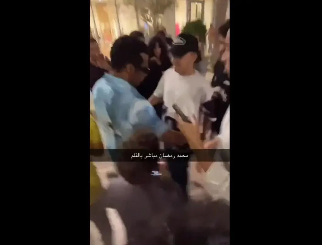 بالفيديو محمد رمضان يصفع شاب بالقلم في الساحل الشمالي ورد فعل صادم من الأخير 4 محمد رمضان يصفع شاب بالقلم