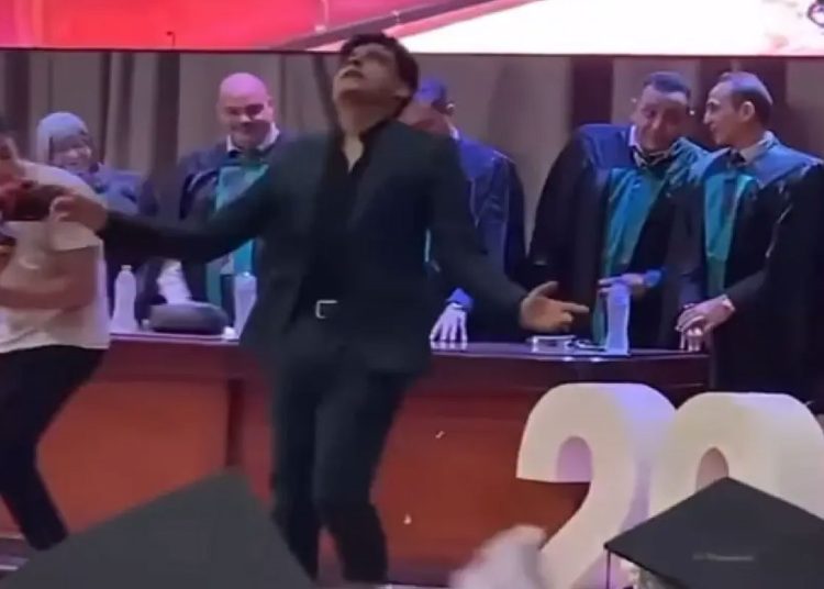 طالب جامعة الزقازيق يثير الجدل بفيديو رقص قدام الدكاترة أثناء حفل تخرجه 1 2018 4 8 10 47 37 884 214