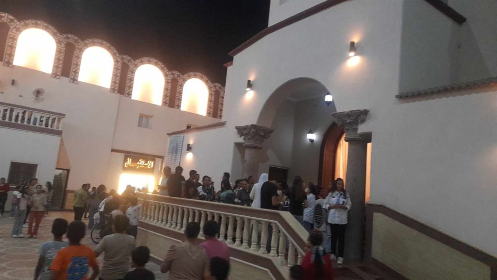 شاهد احتفالات الآلاف ب مولد العذراء بدير بياض العرب بني سويف ترانيم وشموع ودعوات 3 احتفالات الآلاف بمولد العذراء بدير بياض العرب
