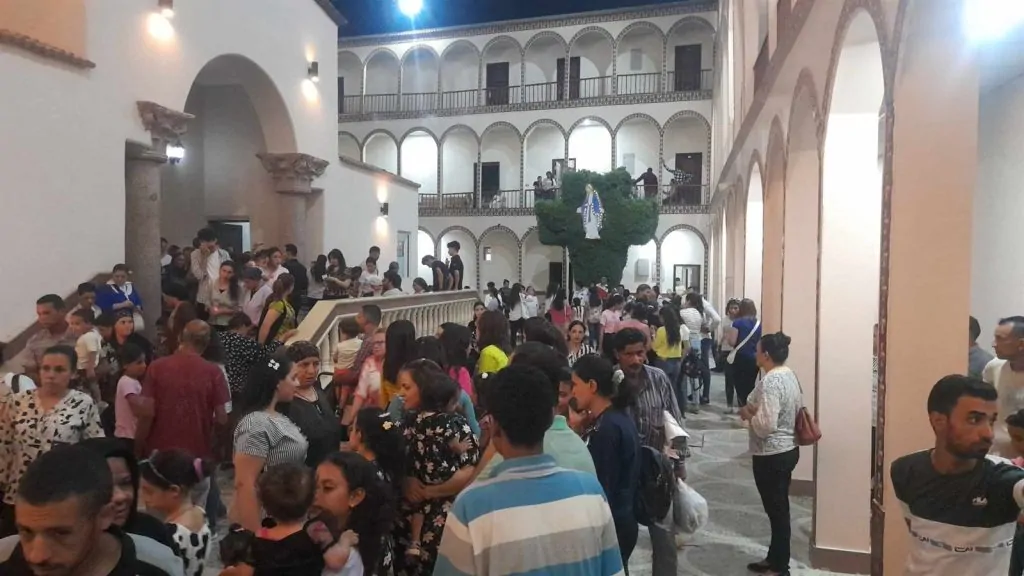 شاهد احتفالات الآلاف ب مولد العذراء بدير بياض العرب بني سويف ترانيم وشموع ودعوات 4 احتفالات الآلاف بمولد العذراء بدير بياض العرب