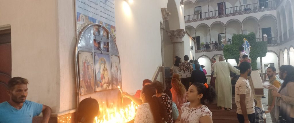 بالصور توافد الآلاف على دير السيدة العذراء ببياض وسط إجراءات أمنية مشددة 3 توافد الآلاف على دير السيدة العذراء ببياض