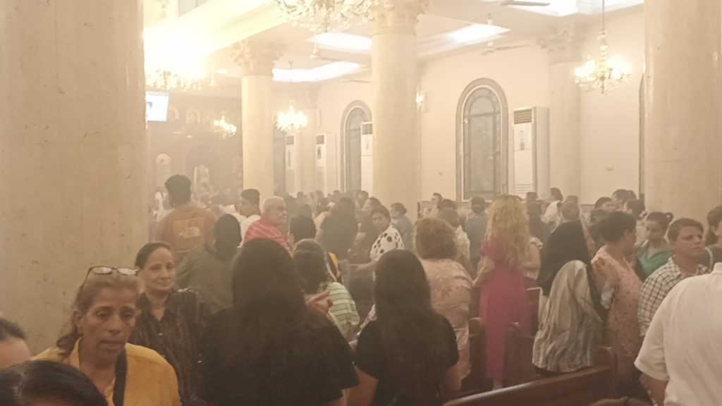 بالصور توافد الآلاف على دير السيدة العذراء ببياض وسط إجراءات أمنية مشددة 4 توافد الآلاف على دير السيدة العذراء ببياض