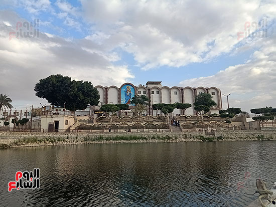 بالصور توافد الآلاف على دير السيدة العذراء ببياض وسط إجراءات أمنية مشددة 5 توافد الآلاف على دير السيدة العذراء ببياض