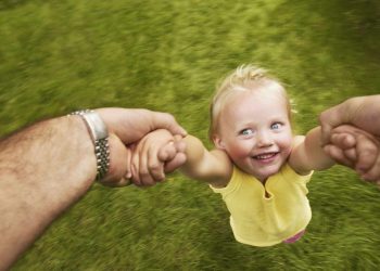 أعراض الكوع المسحوب أحذر شد طفلك من ذراعيه خطر بهذه الطريقة