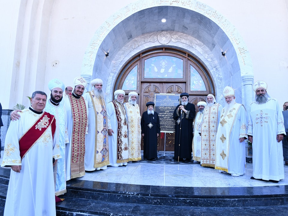 بالصور البابا تواضروس الثاني يدشن كنيسة السيدة العذراء والأرشيدياكون حبيب جرجس بالعبور الجديدة 5 البابا تواضروس الثاني يدشن كنيسة