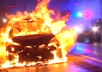 بالصور حادث الطريق الأوسطي الغربي صرخات مرعبة من وسط النيران تفحم سيارة بركابها
