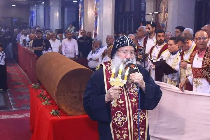 تذكار نياحة الأرشيدياكون حبيب جرجس وبالصور الأنبا ماتيروس يطيب جسد القديس 3 تطييب جسد القديس الأرشيدياكون حبيب جرجس