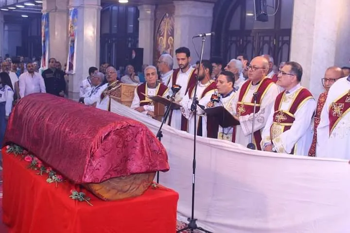 تذكار نياحة الأرشيدياكون حبيب جرجس وبالصور الأنبا ماتيروس يطيب جسد القديس 4 تطييب جسد القديس الأرشيدياكون حبيب جرجس