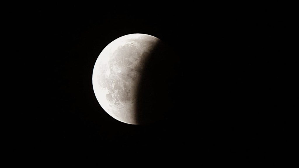 ظاهرة فلكية مميزة وجود القمر في منطقة الحضيض ولهذا السبب تحذيرات من التنقل البحري والصيد 3 خسوف القمر