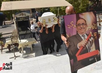 بالصور انهيار زوجة السيناريست عاطف بشاي خلال جنازته من كنيسة مارمرقس مش مصدقة وفاته
