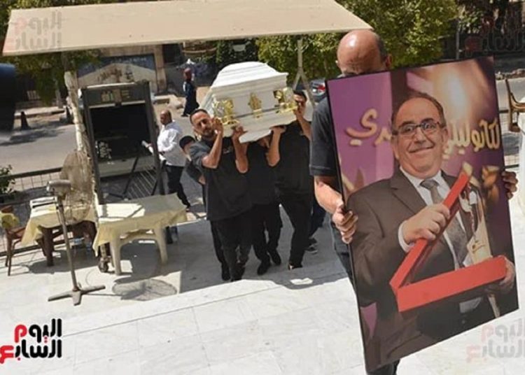 بالصور انهيار زوجة السيناريست عاطف بشاي خلال جنازته من كنيسة مارمرقس مش مصدقة وفاته 1 2018 4 8 10 47 37 884 19