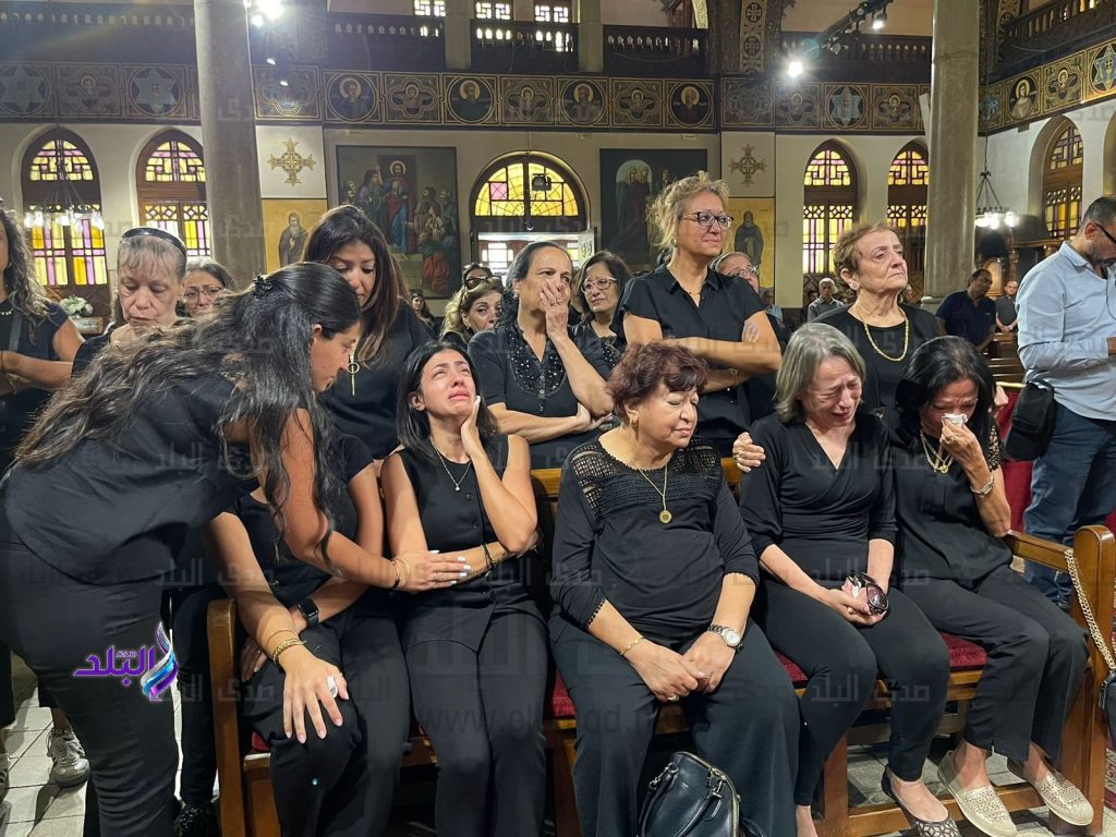 بالصور انهيار زوجة السيناريست عاطف بشاي خلال جنازته من كنيسة مارمرقس مش مصدقة وفاته 3 انهيار زوجة السيناريست عاطف بشاي