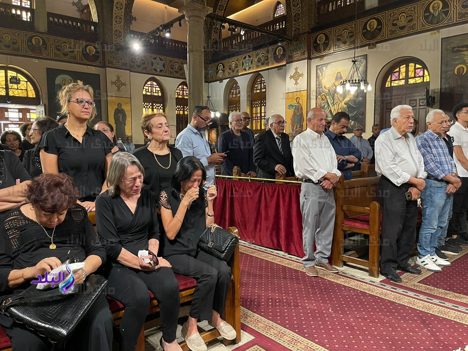 بالصور انهيار زوجة السيناريست عاطف بشاي خلال جنازته من كنيسة مارمرقس مش مصدقة وفاته 4 انهيار زوجة السيناريست عاطف بشاي