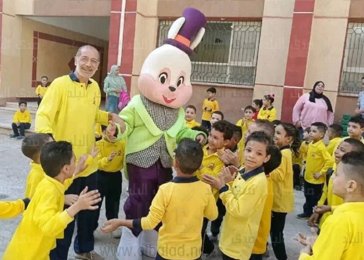 أول تعليق من وزارة التربية والتعليم عن قيام مدير مدرسة بالجيزة بإرتداء الزي المدرسي للطلاب 1 2018 4 8 10 47 37 884 597