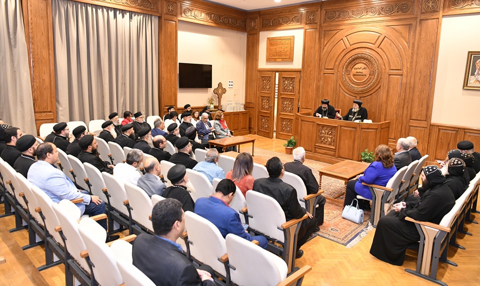 بالصور البابا تواضروس الثاني بالمقر البابوي يلتقي أعضاء هيئة تدريس إكليريكية الأنبا رويس 2 البابا تواضروس الثاني