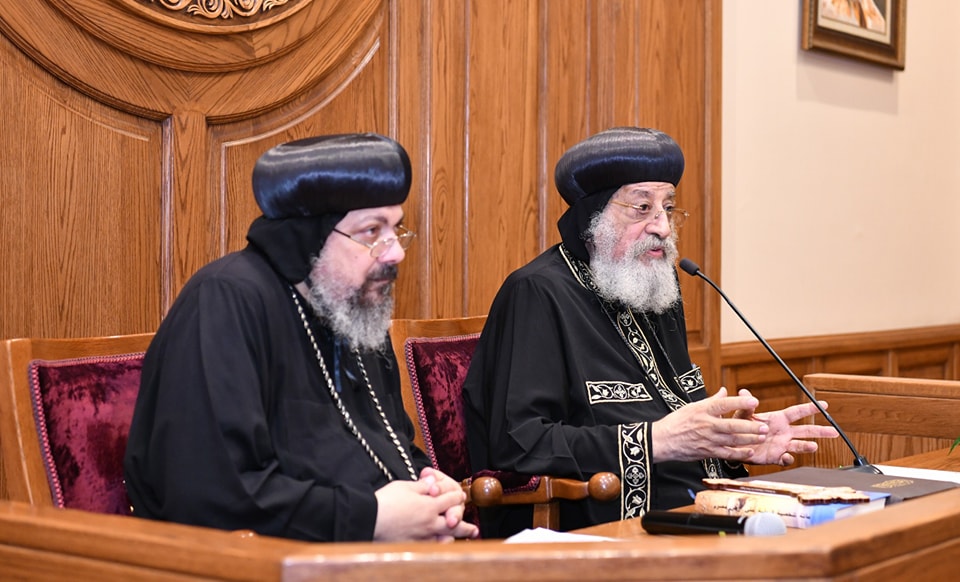 بالصور البابا تواضروس الثاني بالمقر البابوي يلتقي أعضاء هيئة تدريس إكليريكية الأنبا رويس 3 البابا تواضروس الثاني