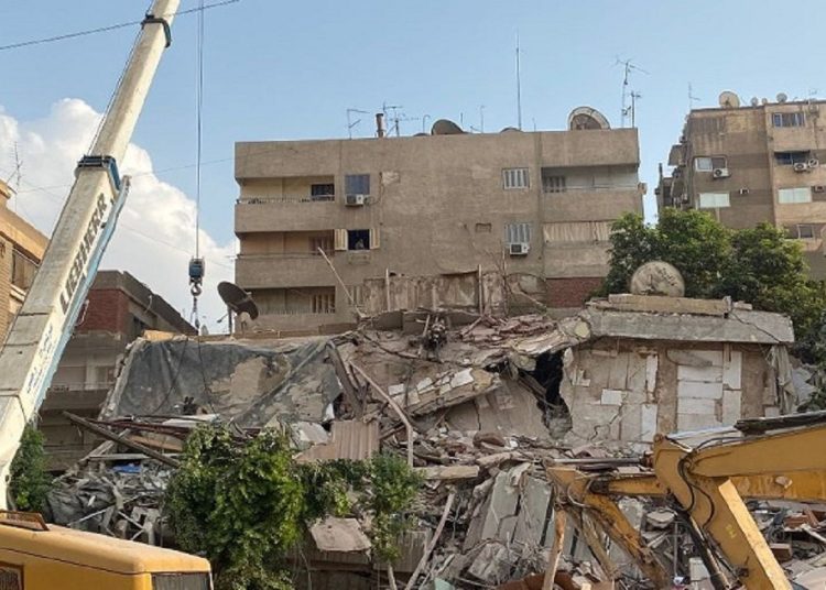 سقوط عقار أرض الجولف شهادات مخيفة عن الانهيار وأصوات من أسفل الأنقاض 1 2406760 0 3