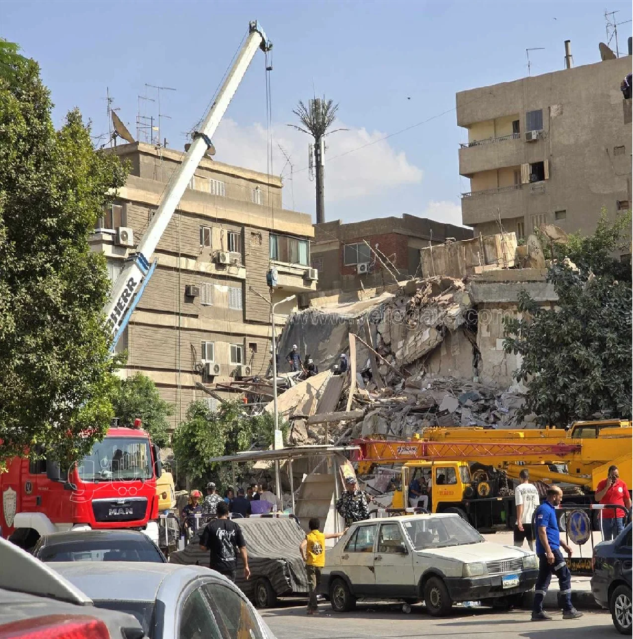 تفاصيل انهيار عمارة أرض الجولف والكشف عن الخسائر 5 سيارات والبحث عن الضحايا 2 انهيار عمارة أرض الجولف