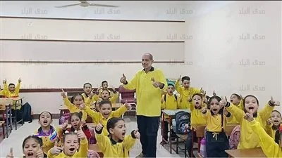أول تعليق من وزارة التربية والتعليم عن قيام مدير مدرسة بالجيزة بإرتداء الزي المدرسي للطلاب 2 وزارة التربية والتعليم عن الصورة المتداولة للمعلم