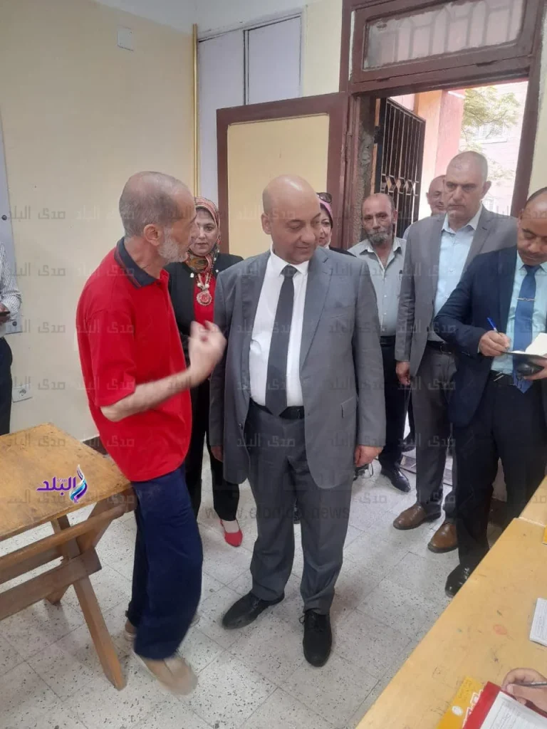 أول تعليق من وزارة التربية والتعليم عن قيام مدير مدرسة بالجيزة بإرتداء الزي المدرسي للطلاب 4 وزارة التربية والتعليم عن الصورة المتداولة للمعلم